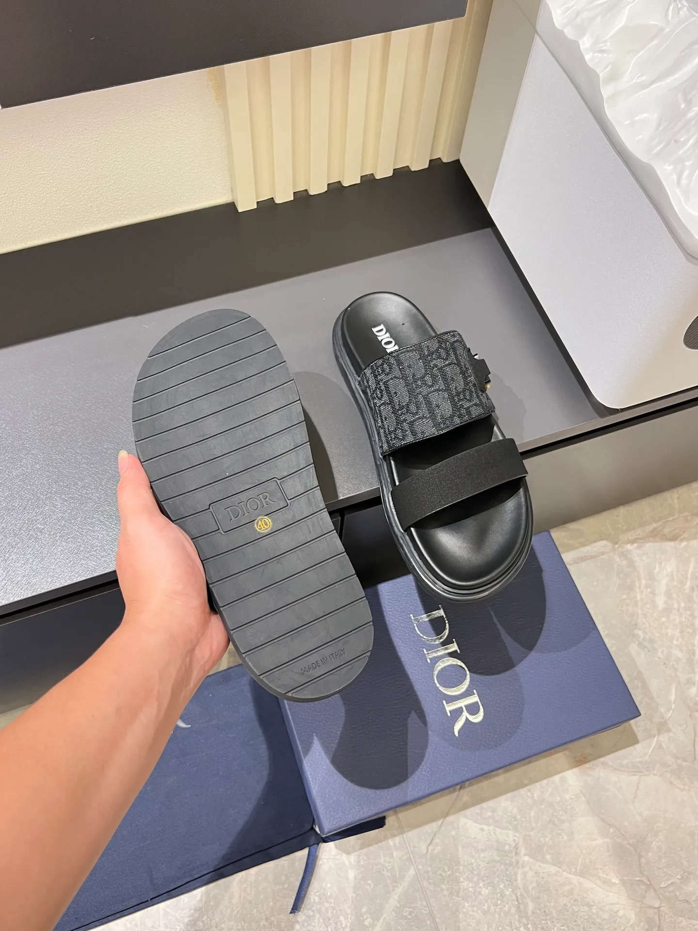 Men's Men's Shoes 💰p320 Dio* Men's Sandals Slippers. Showcasing Dior haute couture design. The Dior gray suede strap is accented with an aluminum Dior buckle for added style. Paired with a comfortable tonal notch sole, they pair easily with shorts or jeans for a sophisticated look. Main body: suede cow leather, technical fabric lining: cow leather, with adjustable straps, aluminum Dior buckle, Dior gray EVA insole, tonal notched rubber outsole splicing structure, size: 38-44 (customized at 45.46)